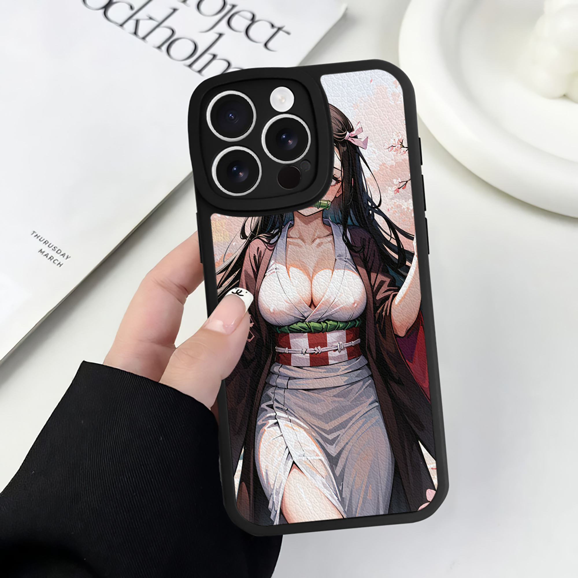 （画像用） 鬼滅の刃（きめつのやいば）竈門 禰󠄀豆子／かまど ねずこ Kamado Nezuko 【iPhone 16シリーズ対応】シリコンスマホケース（レザー調） 材質：シリコン